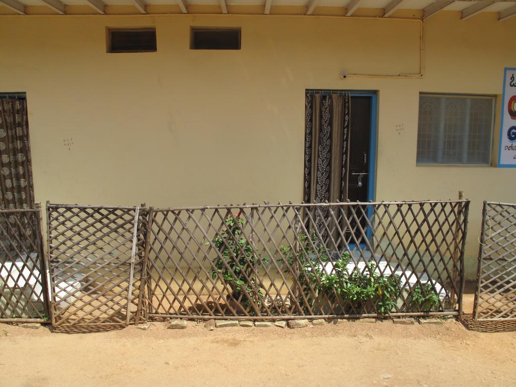 Om Shiva Guest House Hampi Eksteriør bilde